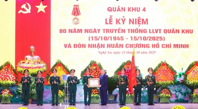 Party General Secretary To Lam presents the Ho Chi Minh Order to Military Region 4’s armed forces. 7-6138-4063.jpg