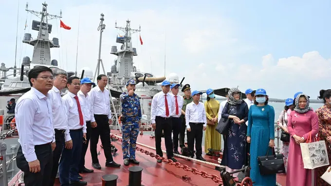 The delegates explore ships of Navy Region 2 Command. (Photo: SGGP/ Manh Thang) 726d4114f960743e2d71-1216-2775.jpg
