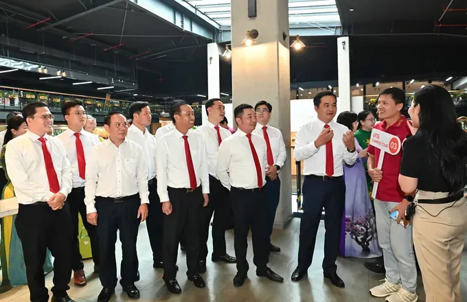 Delegates visit the headquarters of VNG Corporation. (Photo: SGGP/ Viet Dung) 8b3a015fbf2832766b39-1712-6367.jpg