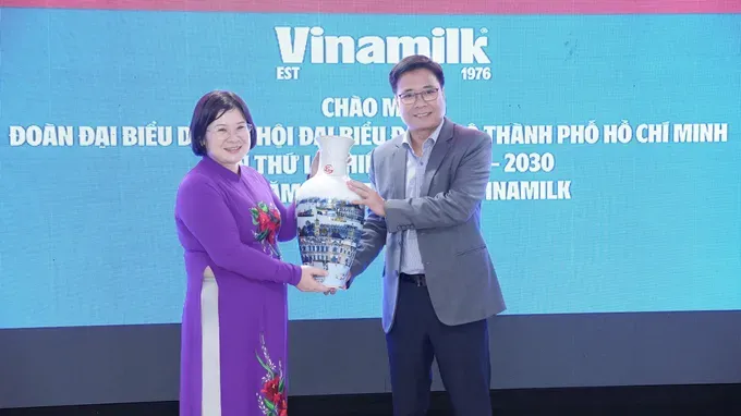 Ms. Van Thi Bach Tuyet, HCMC Party Committee Deputy Secretary and Head of the Organization Commission of the HCMC Party Committee, presents gifts to a representative of Vinamilk. dai-bieu-7013-6737.jpg