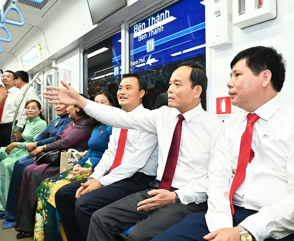 Secretary of the Ho Chi Minh City Party Committee Tran Luu Quang (second from right) and the delegates experience a ride on Metro Line No. 1. (Photo: SGGP/ Viet Dung) img-6930-1655-5733.jpeg
