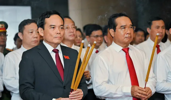 HCMC Party Secretary Tran Luu Quang and the delegates pay respects to the Hung Kings. (Photo: Manh Thang) img-6969-5908-9804.jpeg