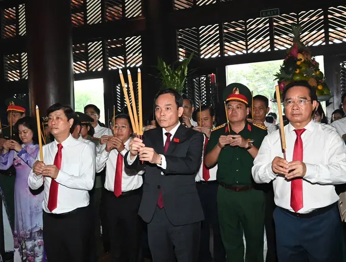 HCMC Party Secretary Tran Luu Quang and the delegates offer incense at the Temple of Marquis Nguyen Huu Canh. (Photo: SGGP/ Viet Dung) img-6984-4028-5742.jpeg