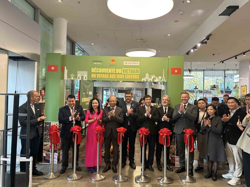 The opening ceremony of the Vietnamese Goods Week at the Monoprix Beaugrenelle shopping center in Paris. (Photo: VNA) vietnamese-goods-week-at-monoprix-beaugrenelle.jpg