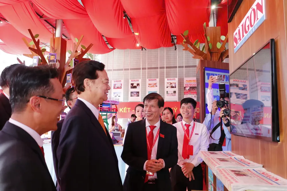 Journalist Nguyen Khac Van, Acting Editor-in-Chief of SGGP Newspaper, introduces the newspaper’s achievements. 2-5231-2082.jpg