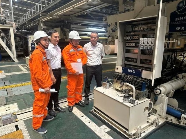 EVN engineers inspect electrical equipment at a factory in Hanoi. (Photo: VNA) 456525-5295854745256822-1.jpg