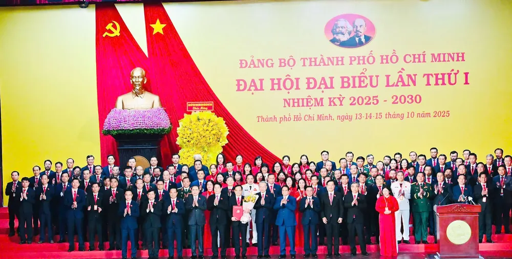 Party and State leaders congratulate the Ho Chi Minh City Party Executive Committee for the 2025–2030 term. ban-chap-hanh-1-9091-9916.jpg