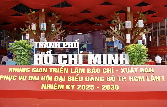 The exhibition is running at the Ho Chi Minh City Cadre Academy, No. 324 Chu Van An Street, Binh Thanh Ward, Ho Chi Minh City. z7112544096013-d398cba49045513f28d7e9667f126a3a-5089-7464.jpg