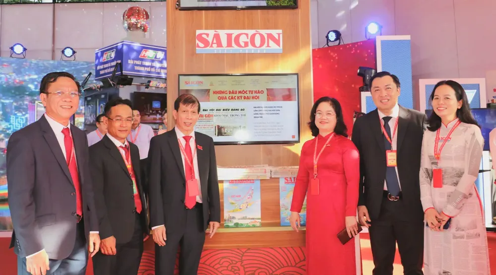 Delegates pose for a commemorative photo at the SGGP Newspaper exhibition space. z7113822901575-551587126ed152d0e8537cbe97061a66-5220-9676.jpg