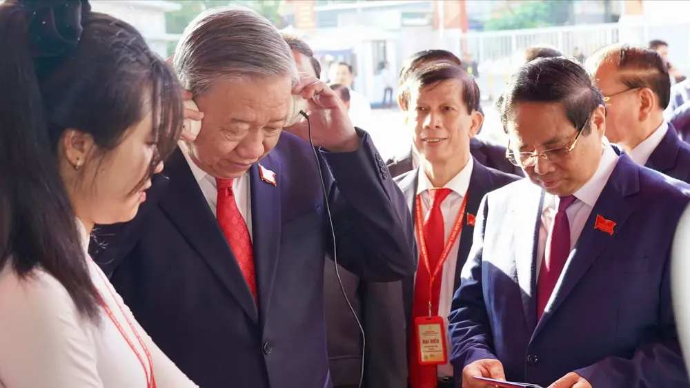 Party General Secretary To Lam and delegates explore the exhibition space of Sai Gon Giai Phong (SGGP) Newspaper. z7113867377450-65d069d16d0244e72f26dac75f1da637-3259-2963.jpg