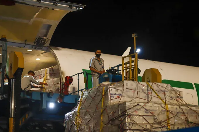 The relief shipment from Australia arrives at Noi Bai International Airport in Hanoi on the evening of October 14. img-3579-663-6367.jpeg