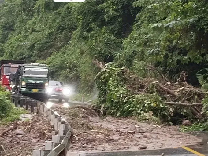 Heavy rain causes road landslides in Ta Rut Commune. 1000028028-7891-7989.jpg