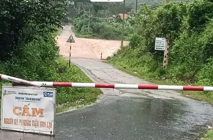 Floodwaters rise at Ta Rut 2 spillway bridge in Ta Rut Commune. 1000028031-2735-8286.jpg