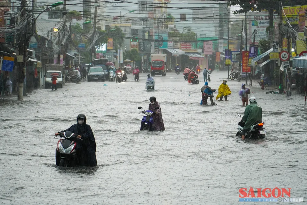 2 Thang 4 (April 2) Street in Bac Nha Trang Ward is flooded after heavy rain. (Photo: SGGP/ Hieu Giang) dasua-00630-7807-9456.jpg