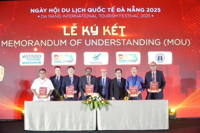 The signing ceremony of the Memorandum of Understanding on cooperation (Photo: SGGP/ Xuan Quynh) dsc01738-3543-9373.jpg