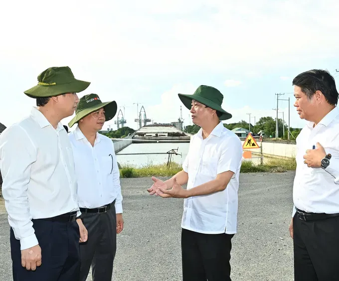 The delegation inspects the Phuoc An Bridge project, which is a component of the Cai Mep–Thi Vai interport road project that links the port system with industrial zones along the Cai Mep–Thi Vai River. (Photo: SGGP/ Viet Dung) img-0571-5286-7573.jpeg