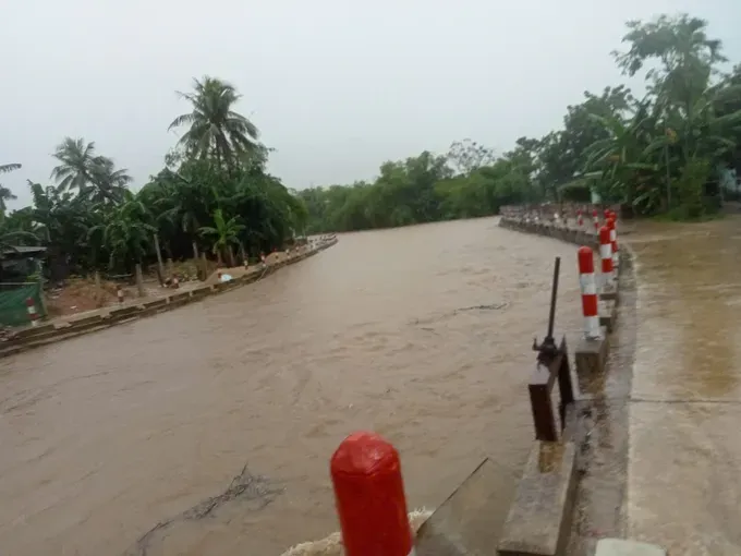 Prolonged heavy rainfall results in localized flooding across Phu Loc Commune, Hue City. img-20251016-104457-5660-9792.jpg