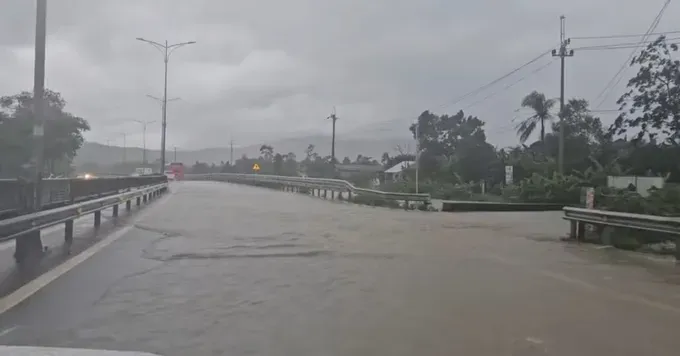 Heavy rain causes flooding in Hue on October 16. (Photo: SGGPO) img-3683-111-2470.jpeg