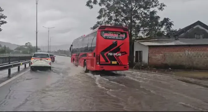 Section of National Highway 1A in Phu Loc Commune has been inundated after heavy rain. screenshot-20251016-104751-facebook-9297-2702.jpg