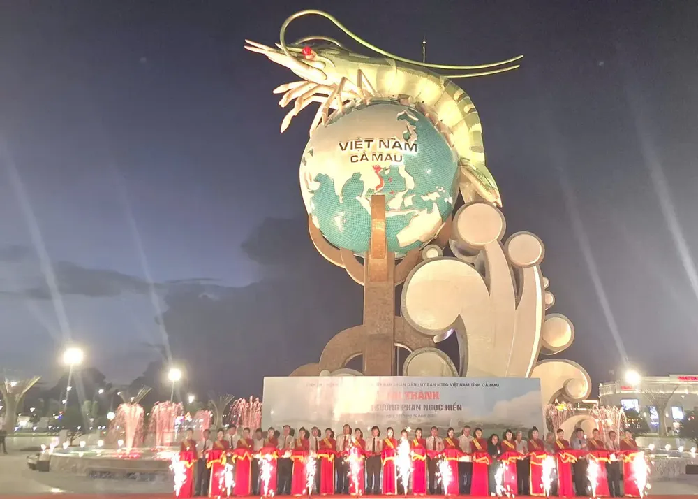 The delegates perform the inauguration ceremony ritual of Phan Ngoc Hien Square. 4564987964215462952-416-9059.jpg