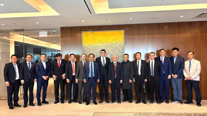 The working delegation from Ho Chi Minh City at the working session with Mr. Jake Siewert, Head of Global Public Policy and Political Risk at Warburg Pincus. 2fab435483620e3c5773-7530-7420.jpg