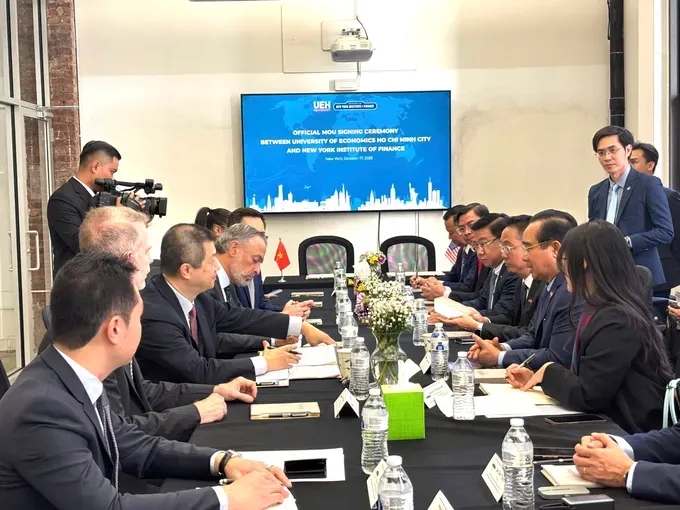Chairman of the Ho Chi Minh City People’s Committee Nguyen Van Duoc and his working delegation at the working session with the New York Institute of Finance. 3629030983490277809-4637-749.jpg