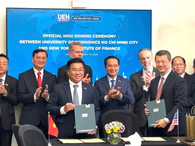 Chairman of the Ho Chi Minh City People’s Committee Nguyen Van Duoc witnesses the official signing ceremony of the Memorandum of Understanding between the University of Economics Ho Chi Minh City and the New York Institute of Finance. d36330ce0bf886a6dfe9-7009-9888.jpg