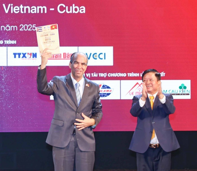 A demo of the music collection “Vietnam–Cuba: Forever the Song of Solidarity and Friendship" is presented to Cuban Ambassador to Vietnam Rogelio Polanco Fuentes (L). Photo; VNA) vietnam-cuba-donations-1.jpg