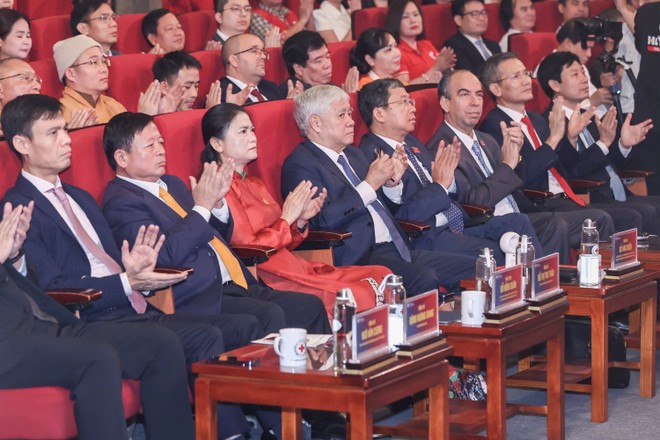 Delegates at the the “65 Years of Vietnam–Cuba Solidarity” campaign's closing ceremony in Hanoi on October 18. (Photo: dangcongsan.org.vn) vietnam-cuba-donations-2.jpg
