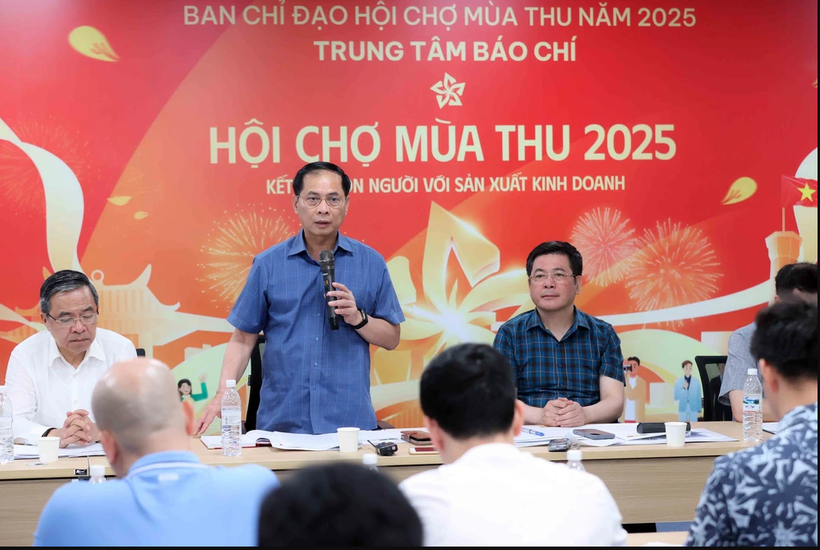 Deputy Prime Minister Bui Thanh Son (center) chairs a meeting on the progress of construction and organization of the Autumn Fair 2025. (Photo: VNA) autumn-fair-2.png