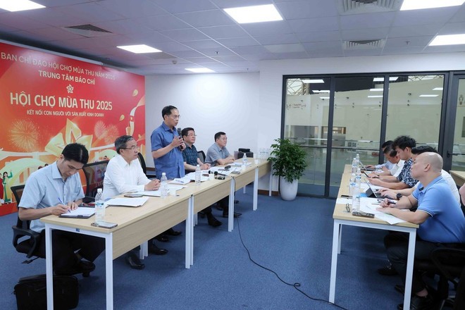 Deputy Prime Minister Bui Thanh Son (third, left) speaks while inspecting preparations for the event at the Vietnam Exposition Center in Hanoi's outlying Dong Anh commune on October 19. (Photo: VNA) autumn-fair.jpg