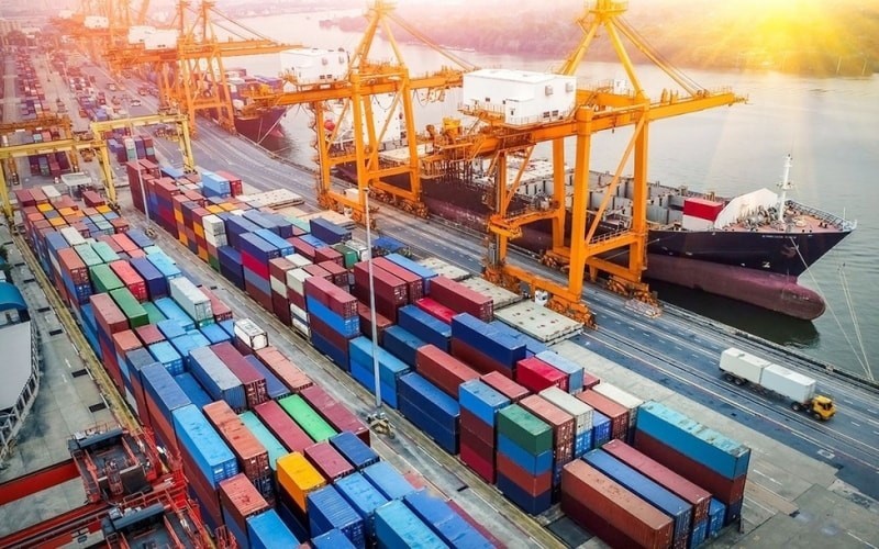 Modern, synchronous logistics infrastructure helps promote cross-border e-commerce development. (Photo: hanoimoi.vn) tmdt.jpg