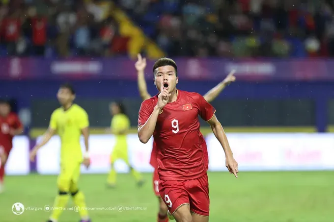 U22 Vietnam celebrates 2-1 win over U22 Malaysia at SEA Games 32. z4328137155859-19c81c7ea0e1dcb0f3d67dc28181b46c-3822-1074.jpg
