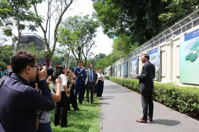 AFD Director Julien Seillan introduces photos at the exhibition. (Photo: Consulate General of France in Ho Chi Minh City) img-8497-489-3711.jpg