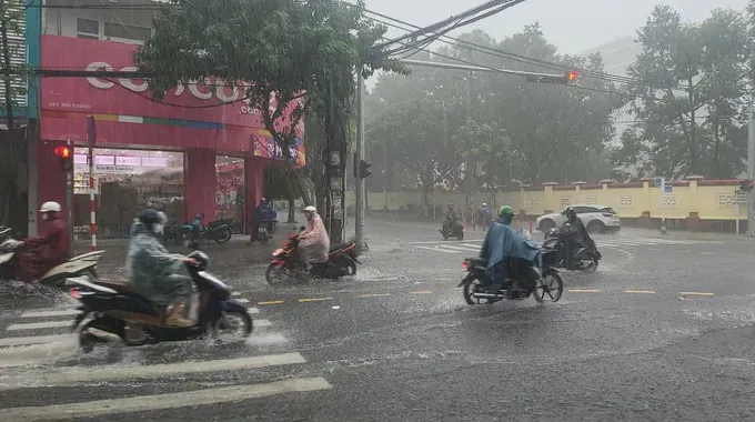 Da Nang City is expected to experience widespread heavy rain from October 22 to October 27. z7140041533754-ee47b393e3464fcd9e9bc3b38c0609cf-1394-7258.jpg