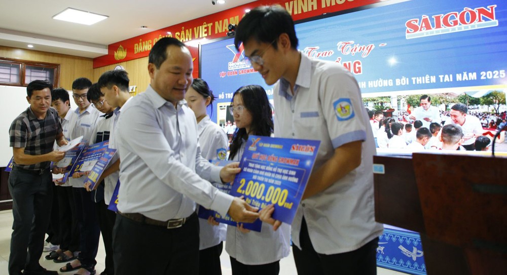 Mr. Hoang Quoc Viet, Member of the Nghe An Provincial Party Standing Committee and Director of the Department of Agriculture and Environment of Nghe An Province, presents scholarships to students. V4c.jpg