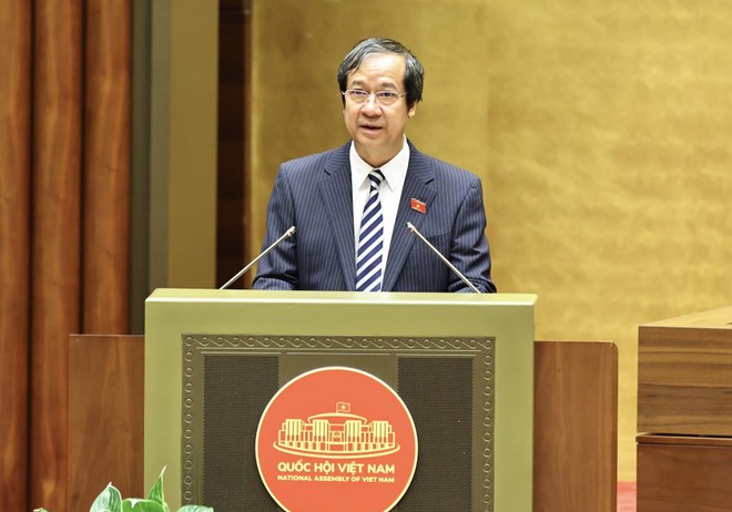 Minister of Education and Training Nguyen Kim Son presents a proposal on the three draft laws. (Photo: VNA) vna-potal-quoc-hoi-thao-luan-ve-mot-so-du-an-luat-sua-doi-8353684.jpg