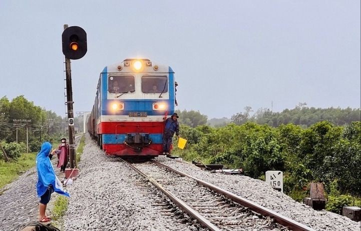 The North-South railway crossing Quang Tri province (Photo: VNA) duong-sat.jpg