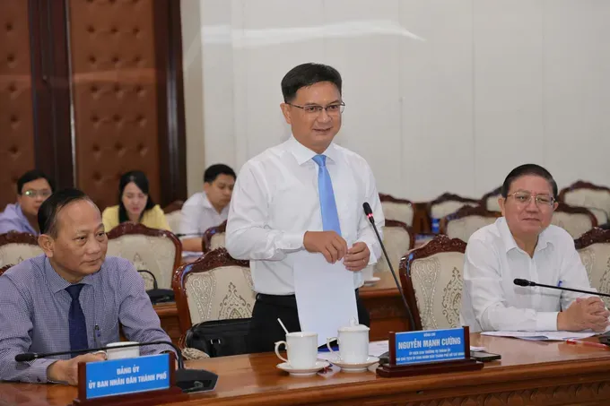Vice Chairman of the Ho Chi Minh City People’s Committee Nguyen Manh Cuong delivers remarks and assigns tasks at the ceremony. 24-10-1-6455-9384.jpg