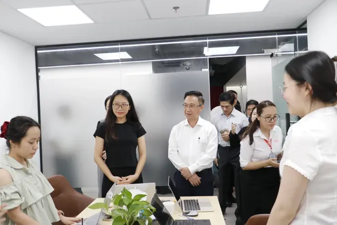 The Deputy Secretary of the Ho Chi Minh City Party Committee debates about views with startups at SOIHUB. (Photo: SGGP/ Ngo Binh) 3-1184-2907.jpg
