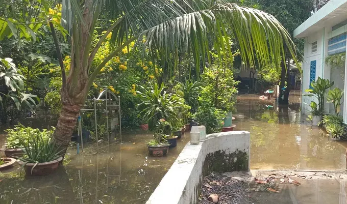 By 11 a.m. on October 24, water was still inundating numerous alleys on Binh Quoi Street, Binh Quoi Ward, Ho Chi Minh City. (Photo: Minh Hai) gen-n-z7150232424420-8e32b77fe7aac59c15843d20efa4511b-4110-469.jpg