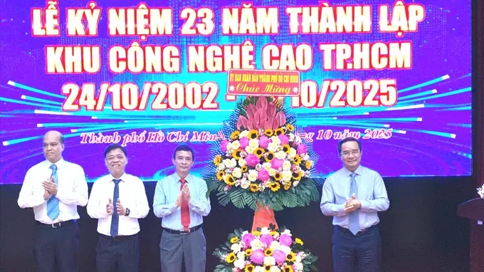Chairman of the Ho Chi Minh City People’s Committee Nguyen Van Duoc (right) presents flowers to congratulate the 23rd establishment anniversary of Saigon Hi-Tech Park. tempimage8yq5kp-9953-5799.jpg