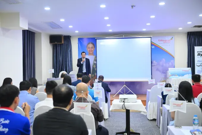 A representative of the airline introduces Ethiopian Airlines’ incentive policies. a63-3750-976-7311.jpg