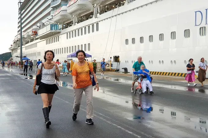 Passengers leaving the ship to explore Nha Trang. (Photo: Thao Phat) dasua-4675-5003.jpg