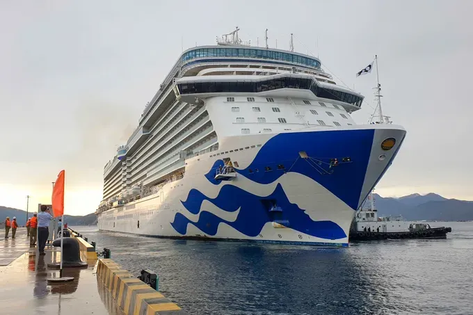 Discovery Princess cruise ship docks at Cam Ranh International Port on the morning of October 25. (Photo: Thao Phat) dasua-9-3195-57.jpg