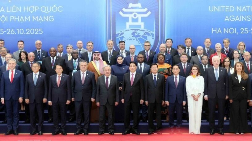 Vietnamese State President Luong Cuong (center, first row), United Nations Secretary-General Antonio Guterres (fifth from left) and heads of delegations at the signing ceremony. (Photo: VNA) luong-cuong.jpg