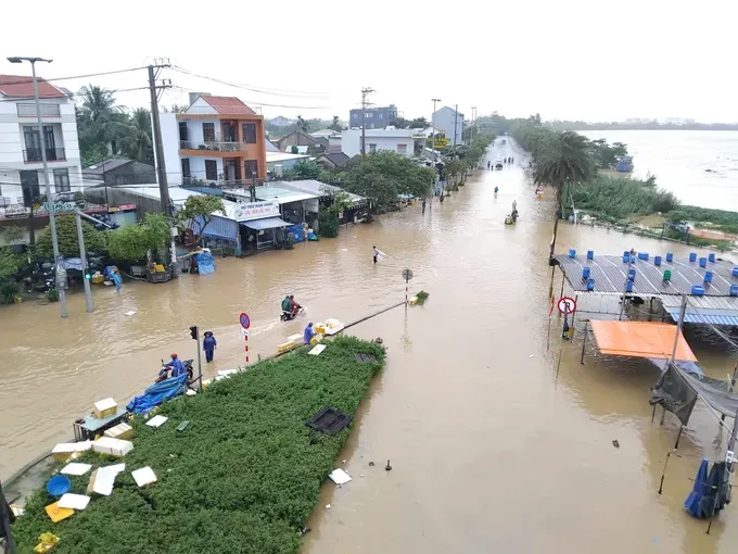 Floodwaters are rising rapidly in Vu Gia and Thu Bon river basins. 27-10-nuoc-lu-da-nang-4-5192-5655.jpg