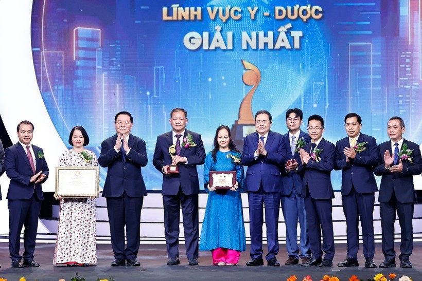 The first prize of the “Nhan tai Dat Viet” (Vietnamese Talent) Awards is presented to Dr. Duong Duc Hung and colleagues from the Viet Duc University Hospital for their project on multi-organ transplant from brain-dead donors. (Photo: VNA) vna-potal-chu-tich-quoc-hoi-du-le-trao-giai-nhan-tai-dat-viet-nam-2025-8368058-1.jpg