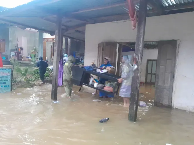 Authorities assist locals in moving belongings to safety. z7162382575255-11031407c213e1f116a329c74883eadc-2882-1379.jpg