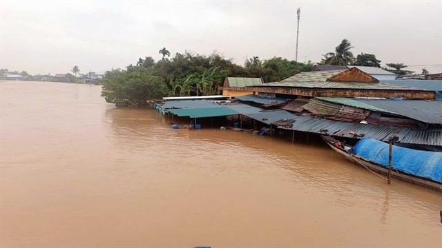 A neighbourhood downstream of the Bo River in Kim Tra Ward, Hue, remains submerged in floodwaters. (Photo: VNA) 460692_5309691533389101_ngap.jpg